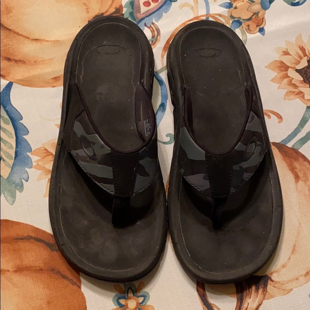 Oakley camo flip flops size 9